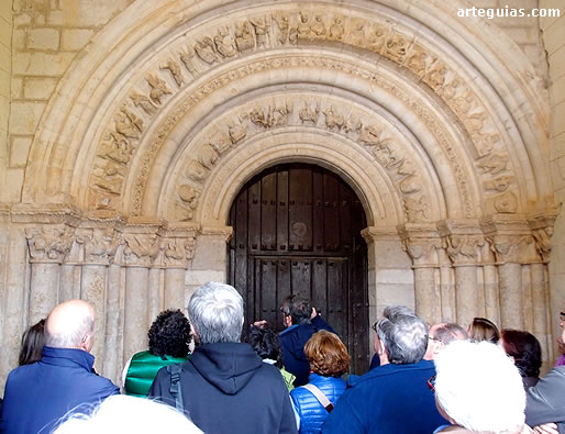 Explicaciones en la puerta de la iglesia de Hormaza