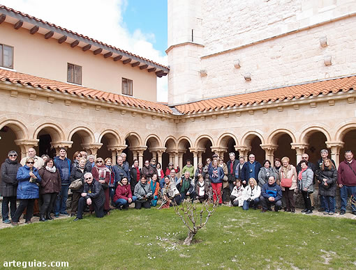 Posando en el claustro del Monasterio de Villamayor de los Montes
