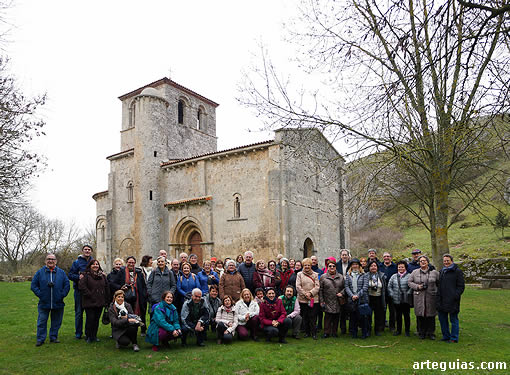 Foto de grupo ante esta preciosa iglesia románica