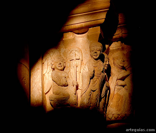 Luz equonocial incidiendo en el capitel de la Anunciación