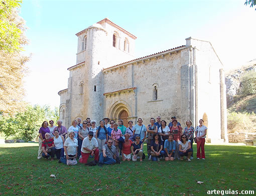 El grupo posando en la Ermita de Monasterio de Rodilla