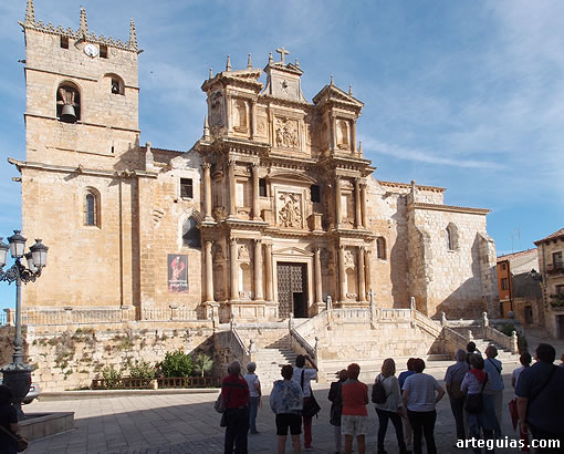 Llegada el viernes por la mañana del sábado a la Plaza Mayor de Gumiel de Izán con su espectacular iglesia de Gumiel de Izán