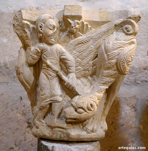 Capitel del lapidario de la iglesia de Gumiel de Izán