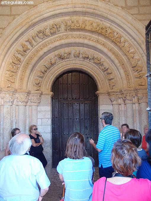 Admirando y analizando la escultura de la puerta románica de la iglesia de Hormaza