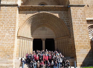 Foto de grupo en la soleada fachada del Monasterio de La Oliva