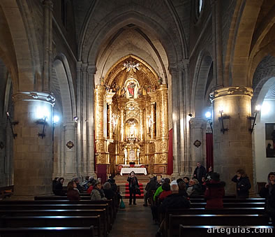 En el interior de la iglesia de Santiago de Olite