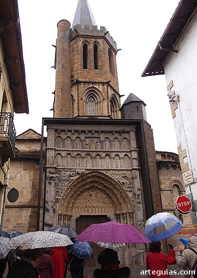 Admirando la magnífica fachada de Santa María la Real de Sangüesa