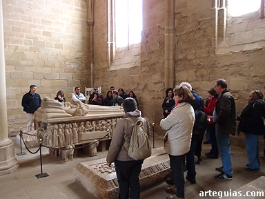 Sala capitular del Monasterio de Ca&ntilde;as: ante el sepulcro de la abadesa Do&ntilde;a Urraca