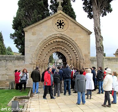 Visitando los restos rom&aacute;nicos del Hospital de San Juan de Acre de Navarrete