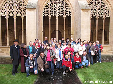 El grupo posando en el claustro del Monasterio de Santa Mar&iacute;a la Real de N&aacute;jera