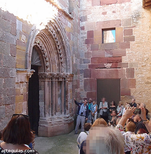 Explicaciones de la iglesia de del antiguo Monasterio de Santa María de Mave