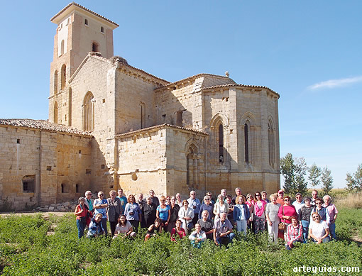 Domingo por la tarde: posando delante de Santa Cruz de la Zarza de Ribas de Campos