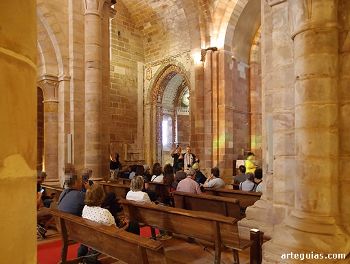 En el interior de Santa María de Mave