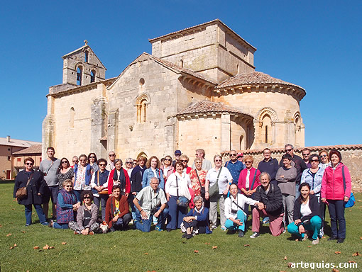 Foto de grupo ante la espectacular iglesia de Santa Eufemia de Cozuelos