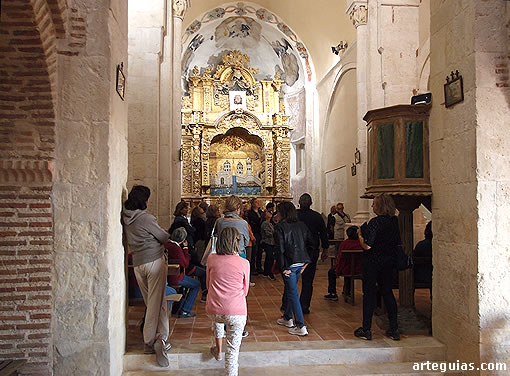 Interior de la curiosa y enigmática Ermita del Santo Cristo de la Moralejilla de Rapariegos