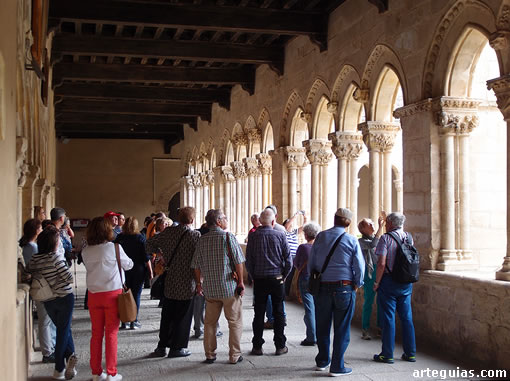 Nuestros viajeros admirando la enorme colección de capiteles del claustro