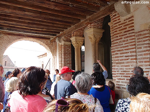 Explicaciones en la galería porticada de la iglesia de Nieva, Segovia