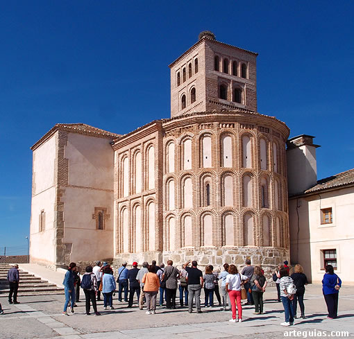 Llegada a la iglesia del que fuera priorato de Samboal