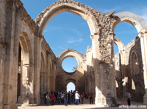 En las monumentales ruinas de la iglesia abacial cisterciense de Santa María de la Sierra