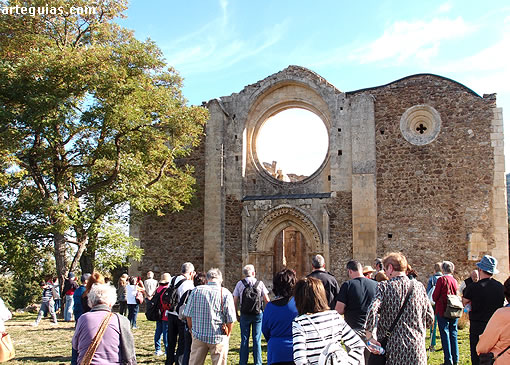 Es admirable ver emerger la monumental fachada de la iglesia de Santa María de la Sierra en medio de los bosques y la sierra