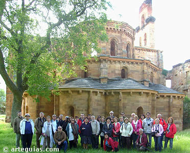El grupo posando tras la cabecera del monasterio
