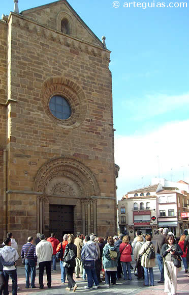 La puerta sur de Santa Mar&iacute;a del Azogue de  Benavente motivo diversas explicaciones sobre su iconograf&iacute;a