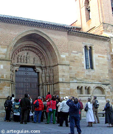 Puerta sobre la Epifan&iacute;a de San Juan del Mercado. Benavente