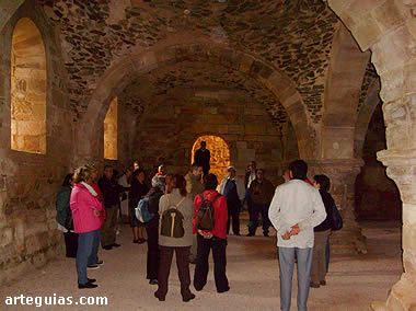 Visitando la Sala de Monjes del monasterio