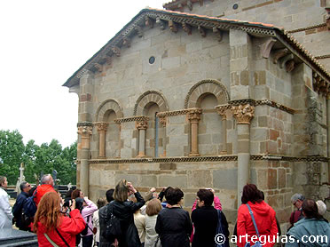 Junto a la iglesia de Santa Marta de Tera