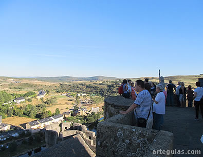 El grupo en lo alto del castillo admirando los paisajes circundantes