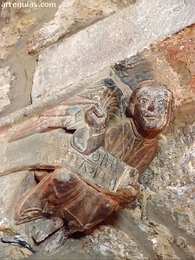 Mocheta románica en el interior de la iglesia