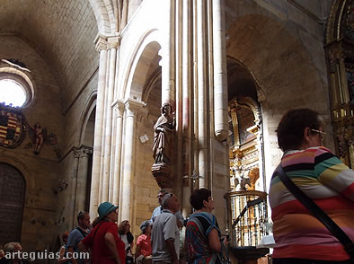 Los viajeros atienden las explicaciones sobre esta enorme iglesia zamorana