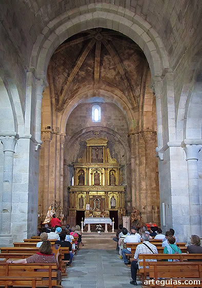 Explicaciones en el interior de la iglesia abacial de San Martín de Castañeda