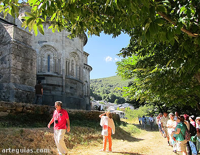 Este monasterio se halla en un lugar magnífico a pocos metros del Lago de Sanabria
