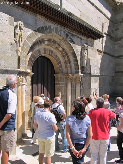 Puerta sur de Santa Marta de Tera con su famoso Santiago peregrino