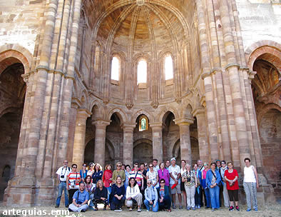 Mañana del domingo: el grupo posa en la cabecera de la iglesia del Monasterio de Moreruela