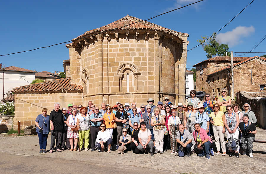 Domingo a primera hora de la mañana: cabecera de la iglesia de Villamayor