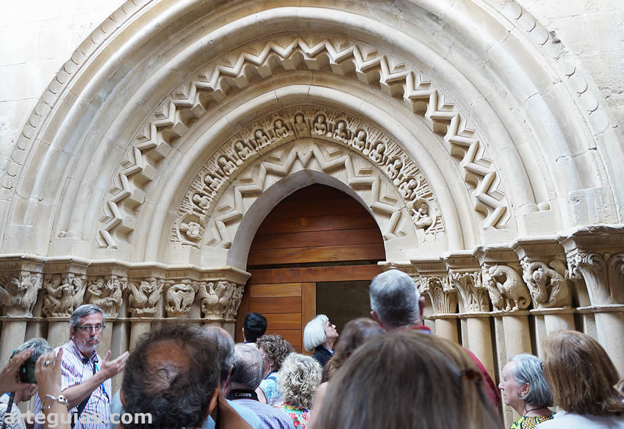 Ante la preciosa portada de la iglesia de Revilla de Santullán