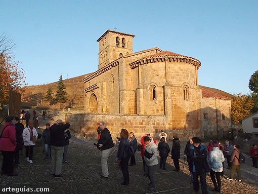 Domingo al amanecer: llegada ala espectacular colegiata de San Pedro de Cervatos