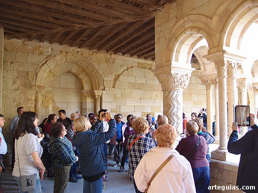 Fotografiando la famosa columna calada del claustro de San Andrés de Arroyo