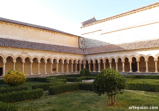 Aspecto majestuoso del gran claustro de San Andrés de Arroyo