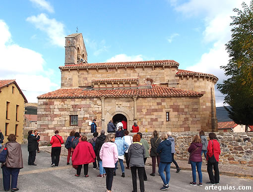 Llegada el sábado por la mañana a la iglesia de Revilla de Santullán