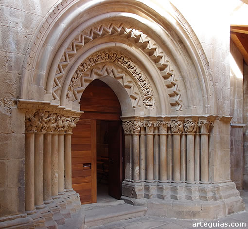 Preciosa puerta de la iglesia de Revilla de Santullán