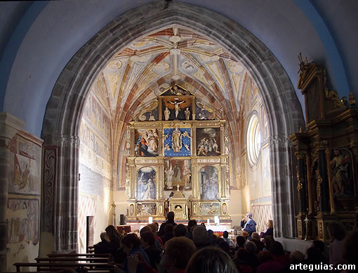 Saábado por la tarde: en el interior de la iglesia de San Cebrián de Mudá