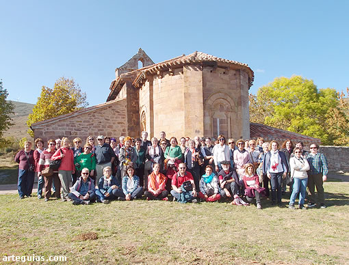 Posando en la iglesia de Valberzoso