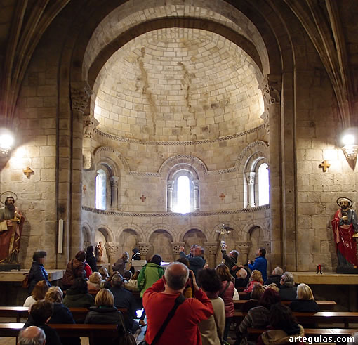 Haciendo decenas de fotografías en la iglesia de Cervatos