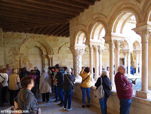 Soleado atardecer en el perfecto claustro de San Andrés de Arroyo