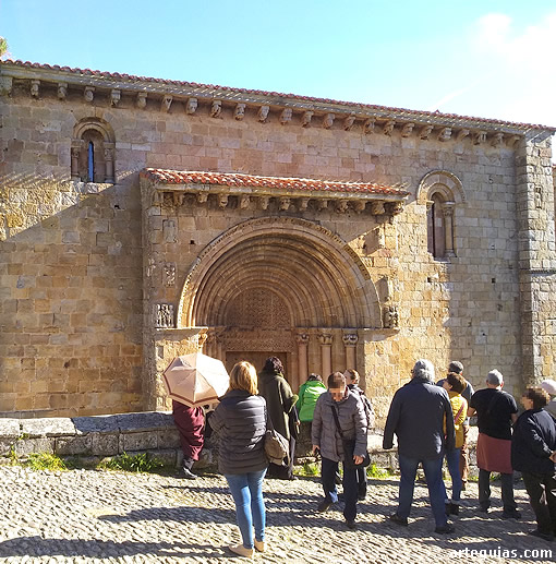 Monumental puerta de Cervatos