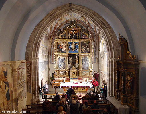 En el interior de la iglesia de San Cebrián de Mudá y su célebres pinturas murales