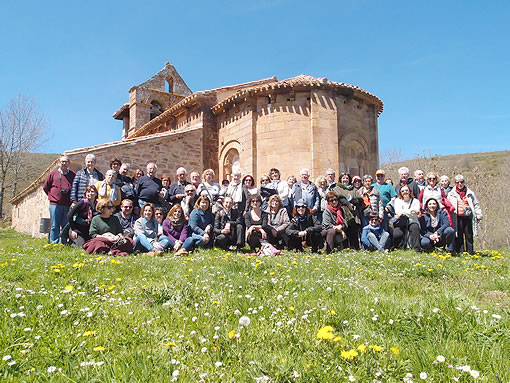 Foto de grupo ante la iglesia de Valberzoso